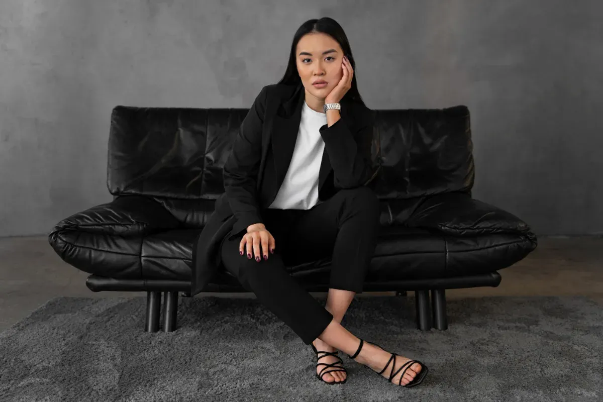 Prompt dan cara membuat foto wanita elegan di studio dengan Gemini AI. (Sumber: Freepik)