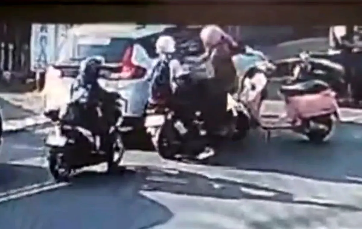 Tangkap layar rekaman CCTV insiden penganiayaan yang dialami karyawan pasangan artis Zaskia Adya Mecca dan Hanung Bramantyo.