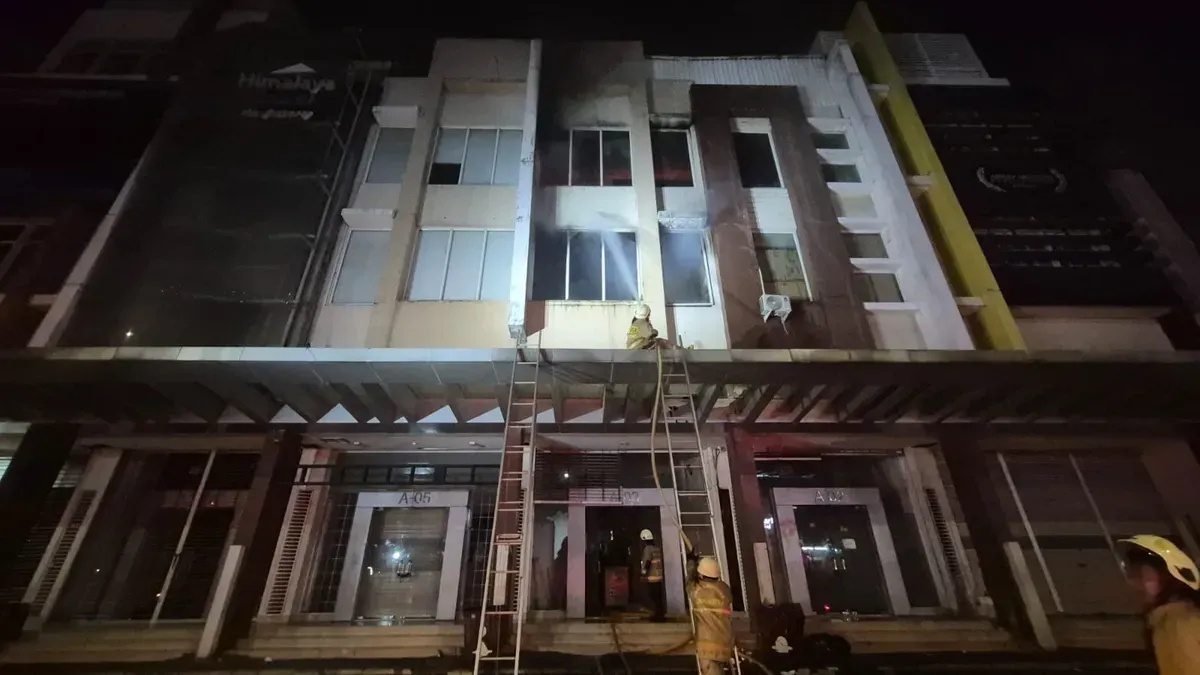 Sebuah ruko tiga lantai di kawasan cilincing, Jakarta Utara, terbakar pada Senin, 22 September 2025 dini hari. (Sumber: Damkar)