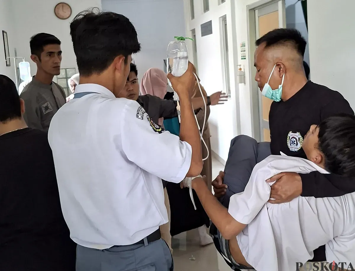 Suasana di RSUD Cililin Kabupaten Bandung Barat, tampak panik karena banyak siswa yang keracunan. Senin 23 September 2025. (Sumber: POSKOTA | Foto: Gatot Poedji Utomo)