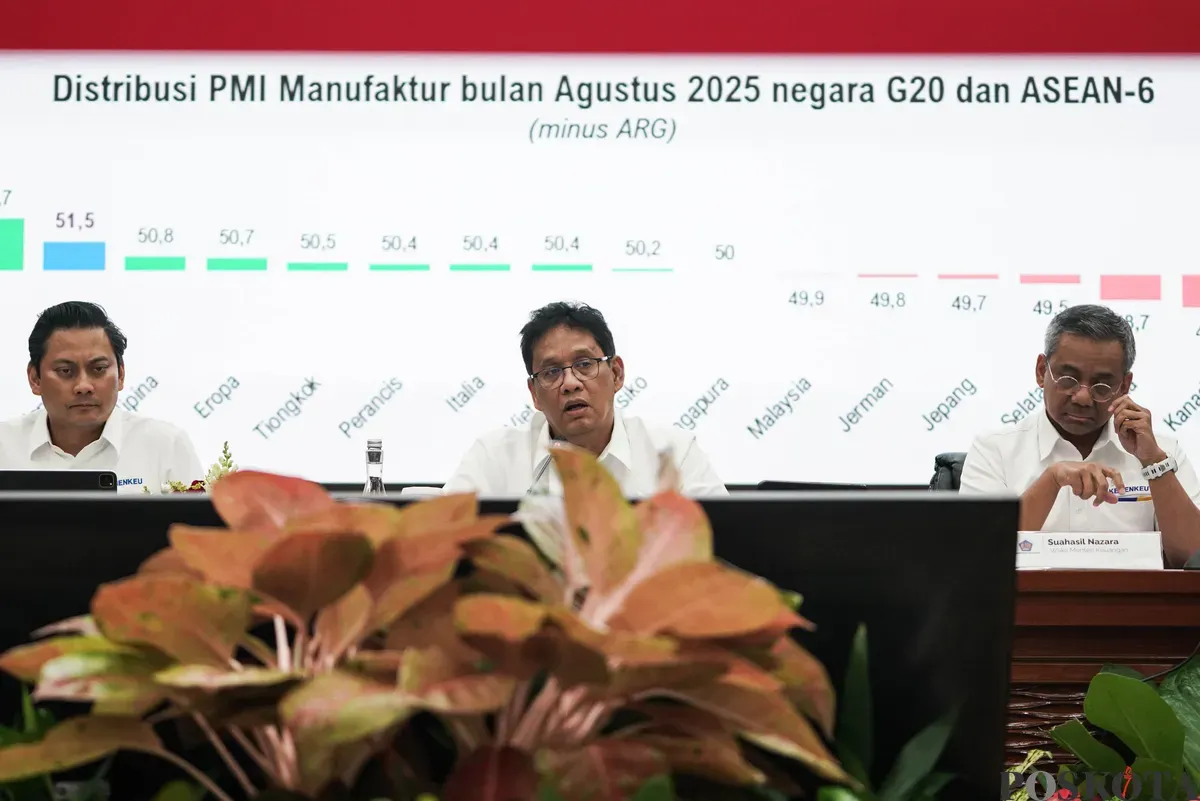 Menteri Keuangan Purbaya Yudhi Sadewa, Wakil Menteri Keuangan Suahasil Nazara, Wakil Menteri Keuangan Thomas A. M. Djiwandono memberikan keterangan pers APBN KiTa di Jakarta, Senin, 22 September 2025. (Sumber: Poskota/Bilal Nugraha Ginanjar)