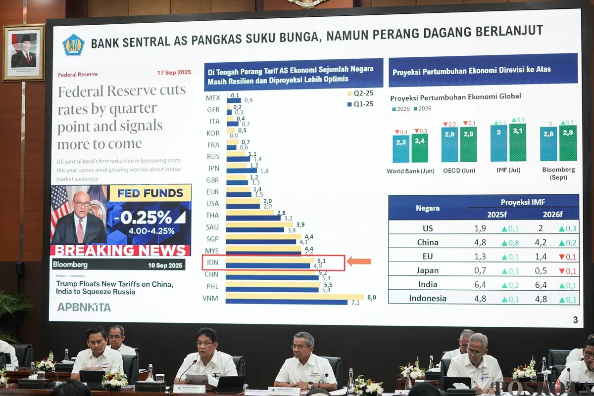 Menteri Keuangan Purbaya Yudhi Sadewa (kedua kiri), Wakil Menteri Keuangan Suahasil Nazara (kanan), Wakil Menteri Keuangan Thomas A. M. Djiwandono (kiri), dan Wakil Menteri Keuangan Anggito Abimanyu memberikan keterangan pers APBN KiTa di Jakarta, Senin, 22 September 2025. (Sumber: Poskota/Bilal Nugraha Ginanjar)