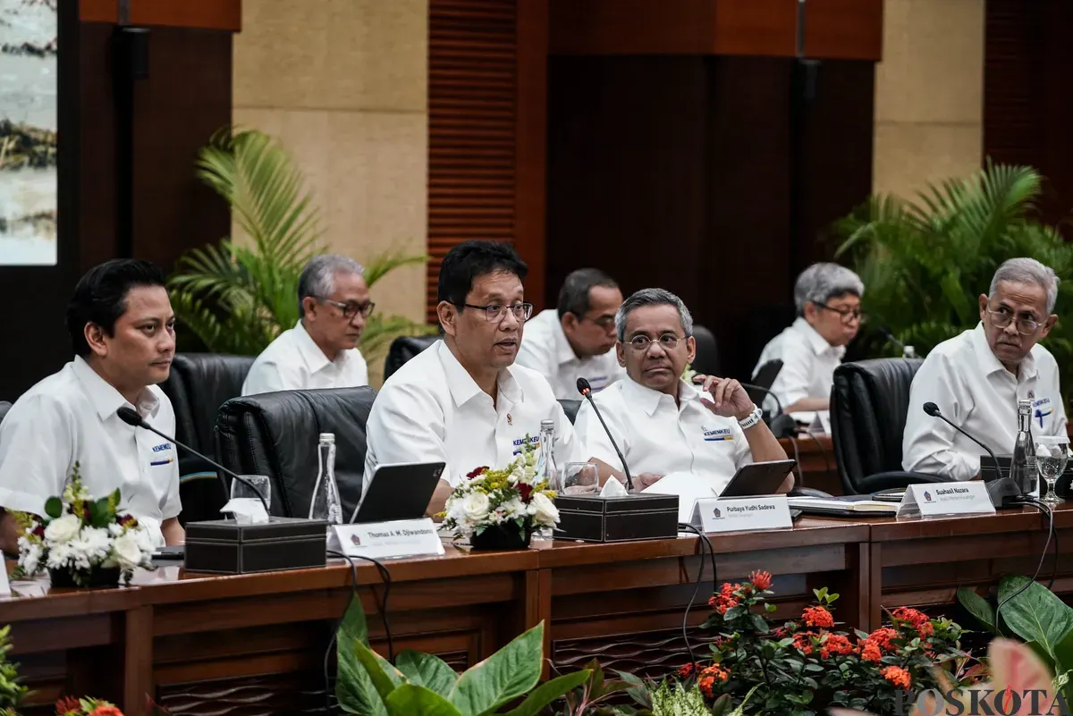 Menteri Keuangan Purbaya Yudhi Sadewa (kedua kiri), Wakil Menteri Keuangan Suahasil Nazara (kanan), Wakil Menteri Keuangan Thomas A. M. Djiwandono (kiri), dan Wakil Menteri Keuangan Anggito Abimanyu memberikan keterangan pers APBN KiTa di Jakarta, Senin, 22 September 2025. (Sumber: Poskota/Bilal Nugraha Ginanjar)