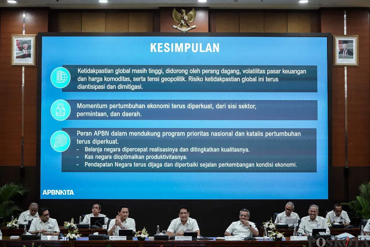 Menteri Keuangan Purbaya Yudhi Sadewa (kedua kiri), Wakil Menteri Keuangan Suahasil Nazara (kanan), Wakil Menteri Keuangan Thomas A. M. Djiwandono (kiri), dan Wakil Menteri Keuangan Anggito Abimanyu memberikan keterangan pers APBN KiTa di Jakarta, Senin, 22 September 2025. (Sumber: Poskota/Bilal Nugraha Ginanjar)