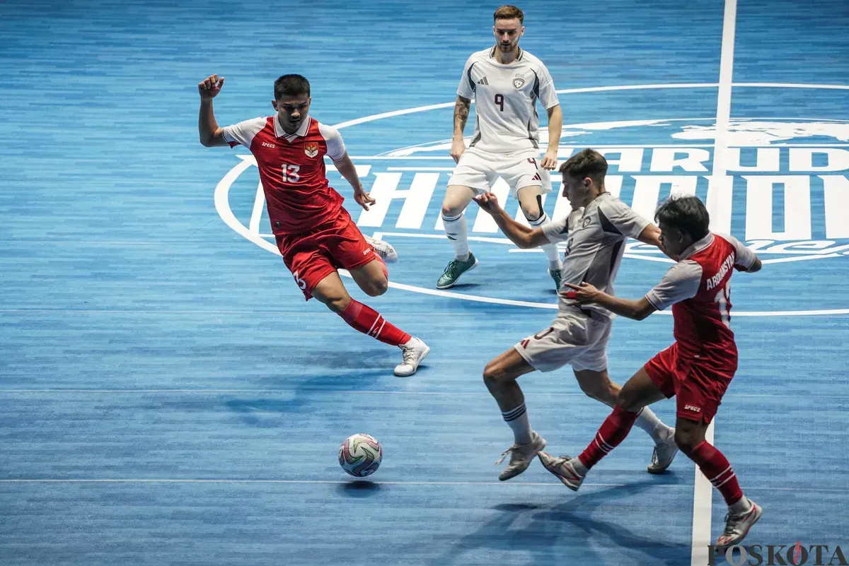 Para pemain Timnas futsal Indonesia berebut bola dengan para pemain Timnas futsal Latvia pada turnamen AQUA Futsal Four Nations Cup 2025 di GBK Basket Hall, Senayan, Jakarta, Minggu (21/9/2025). (Sumber: Poskota/Bilal Nugraha Ginanjar)