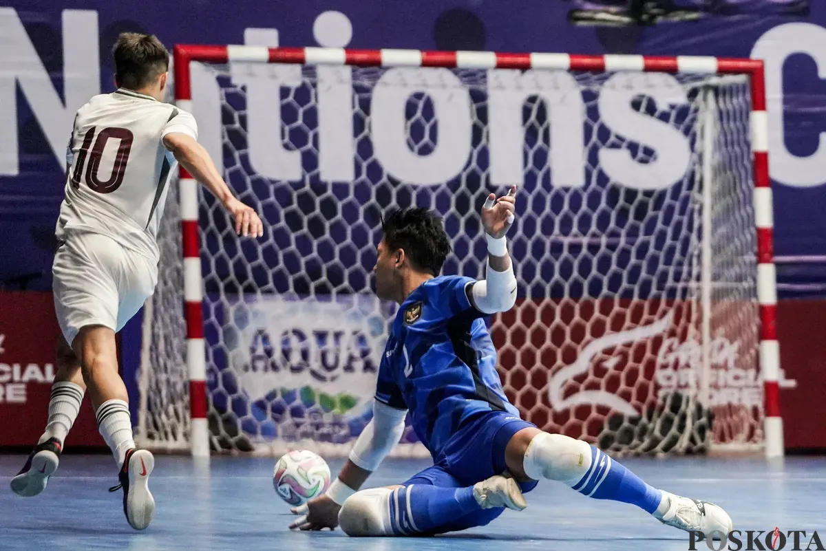 Pemain Timnas futsal Latvia Edgars Tarakanovs melewati Kiper Timnas Indonesia Muhammad Nizar pada turnamen AQUA Futsal Four Nations Cup 2025 di GBK Basket Hall, Senayan, Jakarta, Minggu (21/9/2025). (Sumber: Poskota/Bilal Nugraha Ginanjar)
