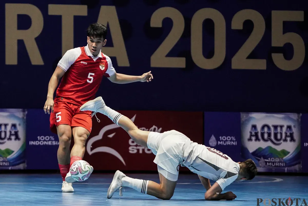 Pemain Timnas futsal Indonesia Israr Megantara melwati pemain Timnas futsal Latvia pada turnamen AQUA Futsal Four Nations Cup 2025 di GBK Basket Hall, Senayan, Jakarta, Minggu (21/9/2025). (Sumber: Poskota/Bilal Nugraha Ginanjar)