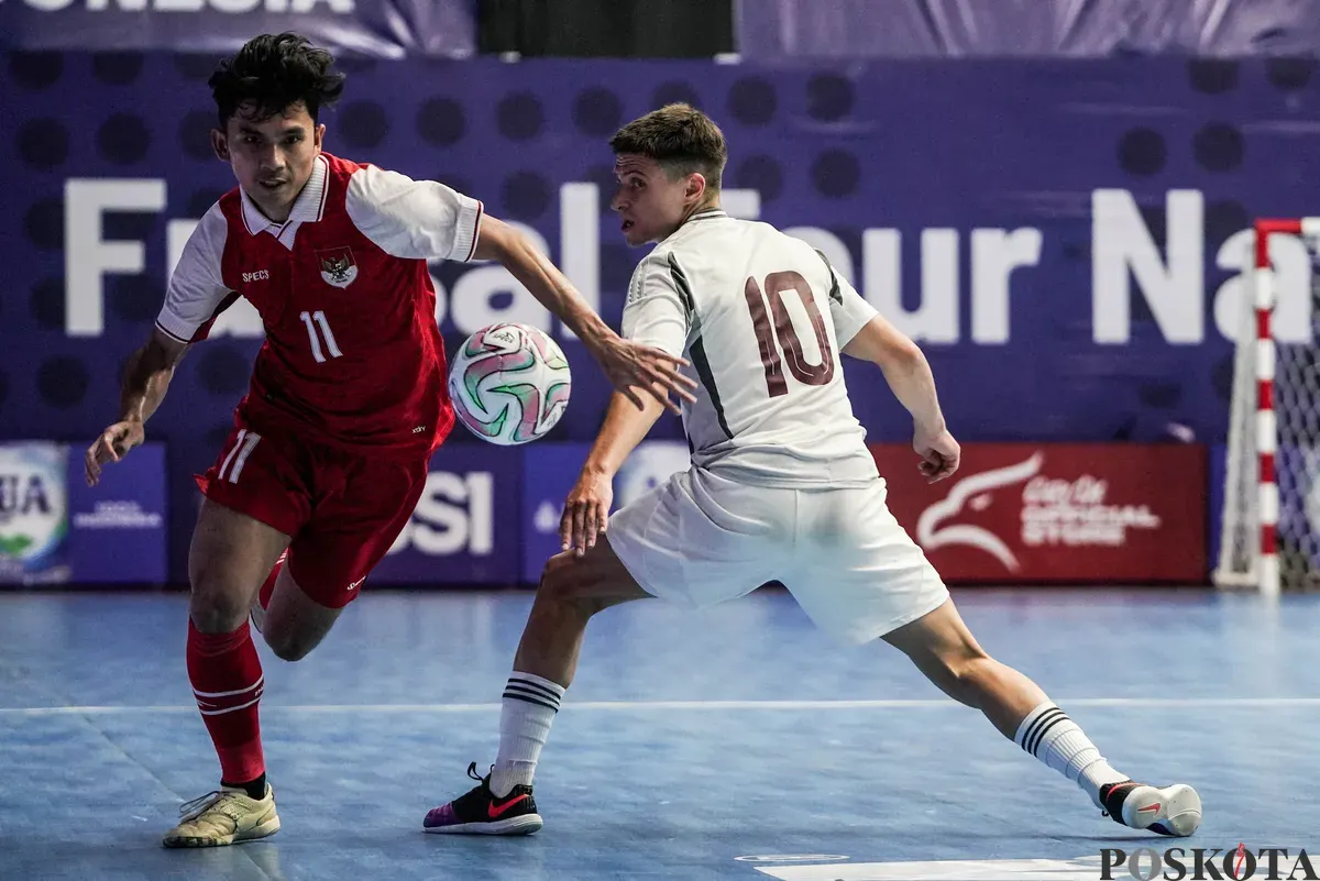 Pemain Timnas futsal Indonesia Muhammad Syaifullah melwati pemain Timnas futsal Latvia Edgars Tarakanovs pada turnamen AQUA Futsal Four Nations Cup 2025 di GBK Basket Hall, Senayan, Jakarta, Minggu (21/9/2025). (Sumber: Poskota/Bilal Nugraha Ginanjar)