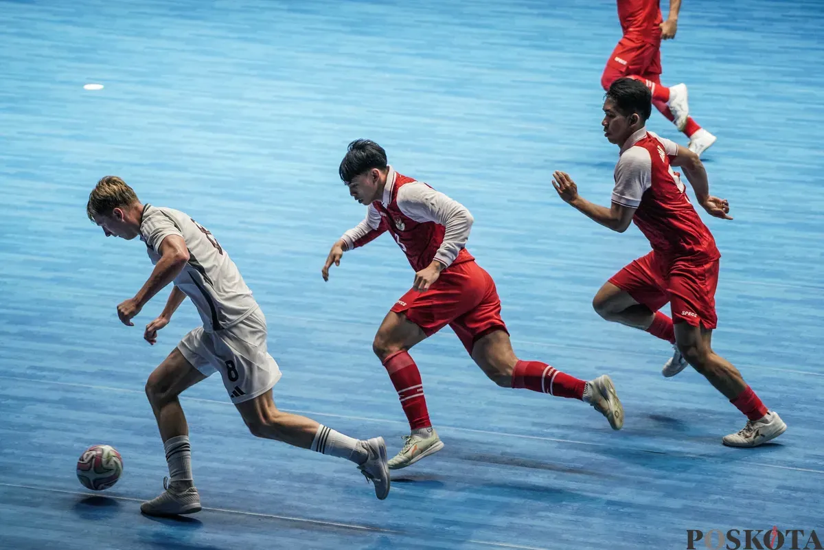 Pemain Timnas futsal Latvia Andzejs Mickevics melwati para pemain Timnas futsal Indonesia pada turnamen AQUA Futsal Four Nations Cup 2025 di GBK Basket Hall, Senayan, Jakarta, Minggu (21/9/2025). (Sumber: Poskota/Bilal Nugraha Ginanjar)
