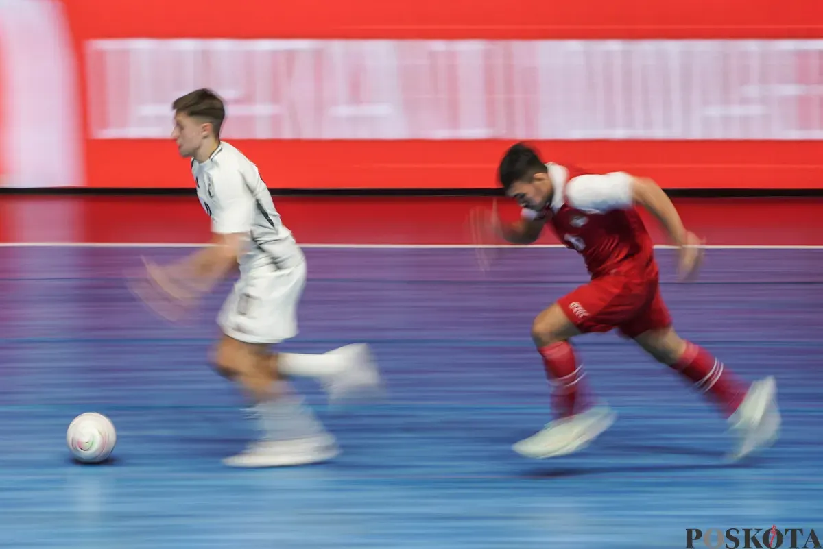 Pemain Timnas futsal Latvia Edgars Tarakanovs berlari melewati Timnas futsal Indonesia pada turnamen AQUA Futsal Four Nations Cup 2025 di GBK Basket Hall, Senayan, Jakarta, Minggu (21/9/2025). (Sumber: Poskota/Bilal Nugraha Ginanjar)