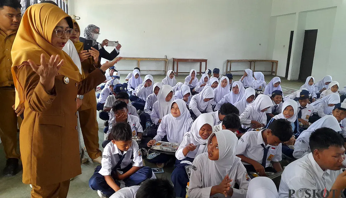 Bupati Pandeglang, Dewi Setiani saat meninjau program MBG, Senin, 22 September 2025. (Sumber: POSKOTA | Foto: Samsul Fatoni)