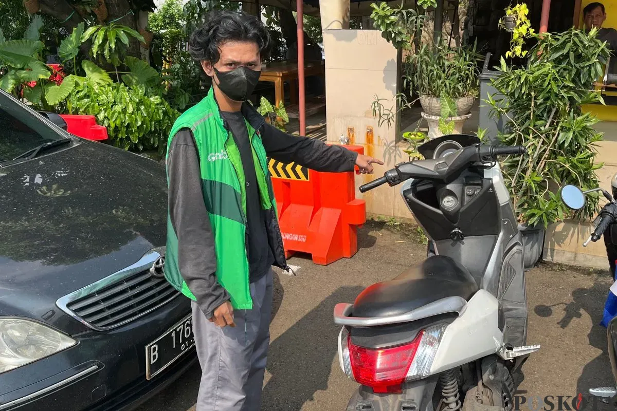 Sopir ojol, Roby, 26 tahun, menemukan motornya seusai hilang di Pasat Blok A Tanah Abang, Jakarta Pusat, Senin, 22 September 2025. (Sumber: Poskota/Pandi Ramedhan)