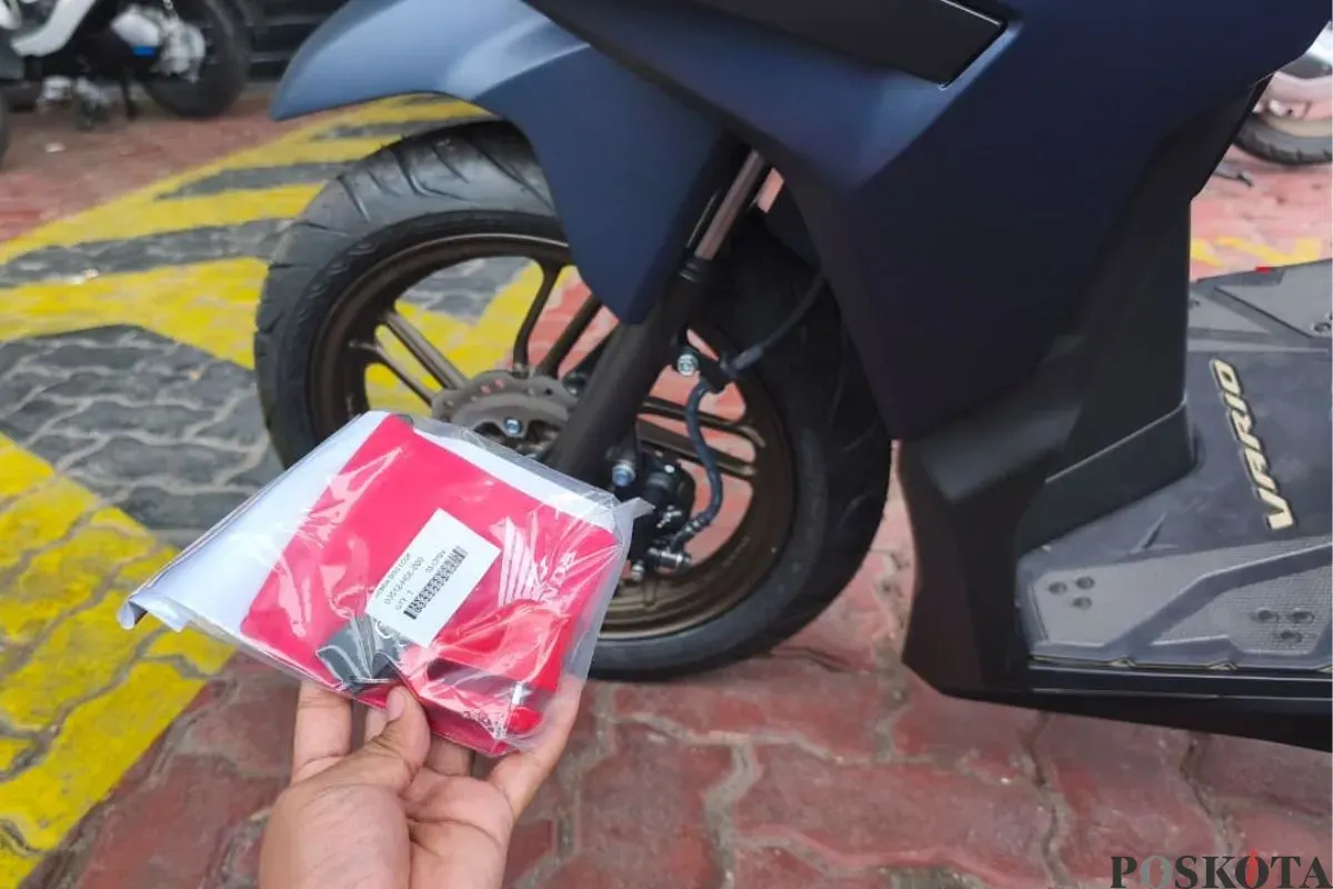 Gembok merah yang disarankan pelaku curanmor supaya motor aman. (Sumber: Poskota/Erwan Hartawan)