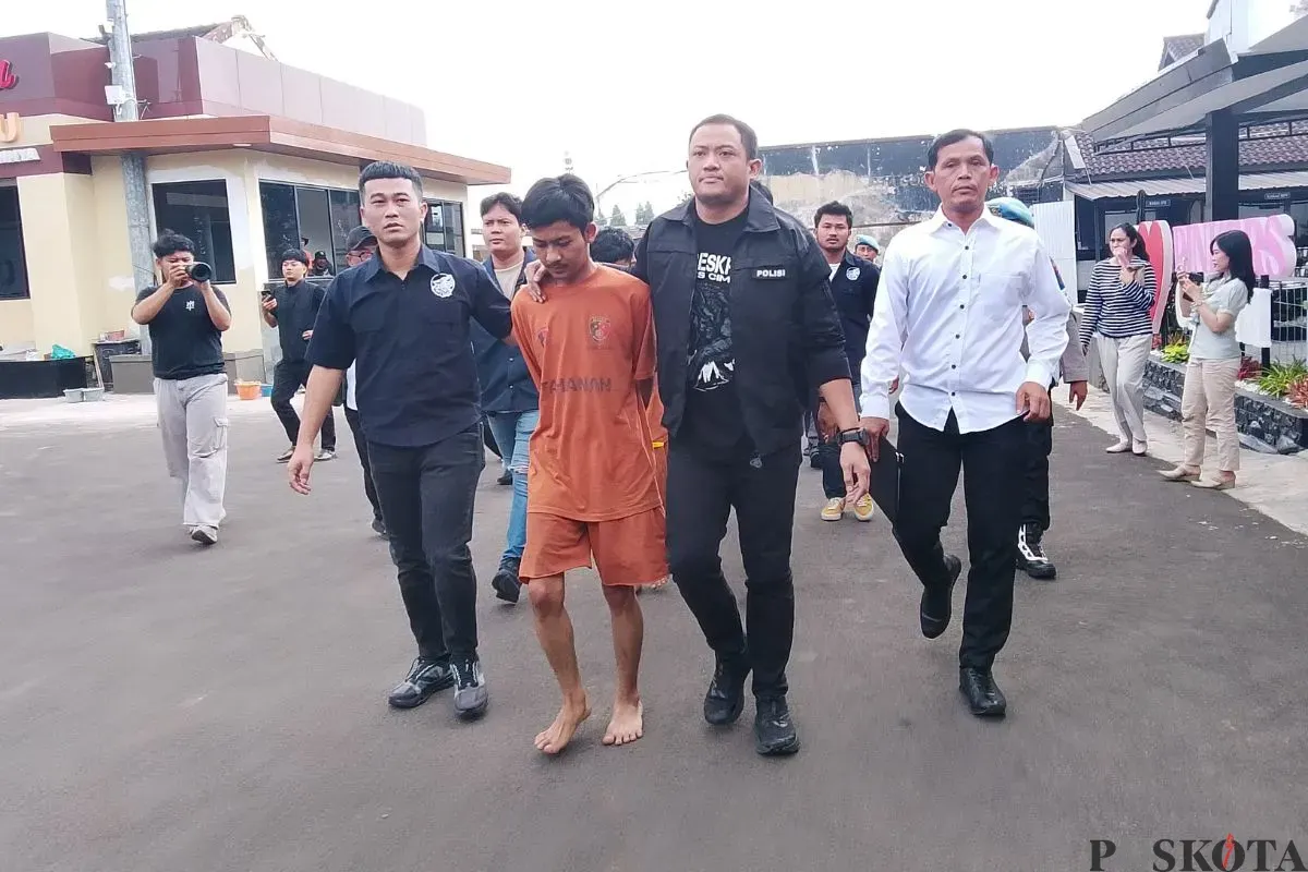 Pelaku pengeroyokan digelandang Anggota Satreskrim Polres Cimahi, Senin, 22 September 2025. (Sumber: Poskota/Gatot Poedji Utomo)