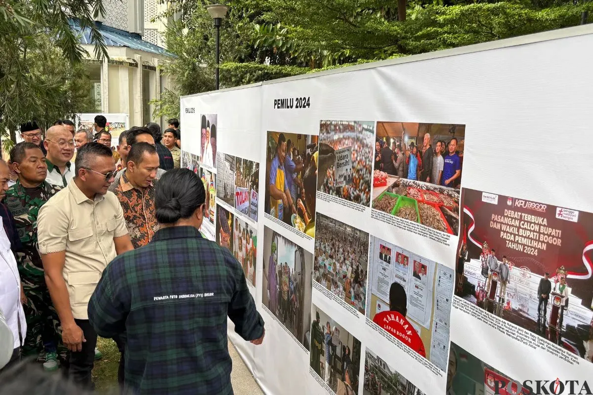 Wakil Wali Kota Bogor, Jenal Mutaqin bersama tamu undangan lainnya melihat pameran satu dekade PFI Bogor di Alun-Alun Kota Bogor, Senin, 22 September 2025. (Sumber: Poskota/Giffar Rivana)