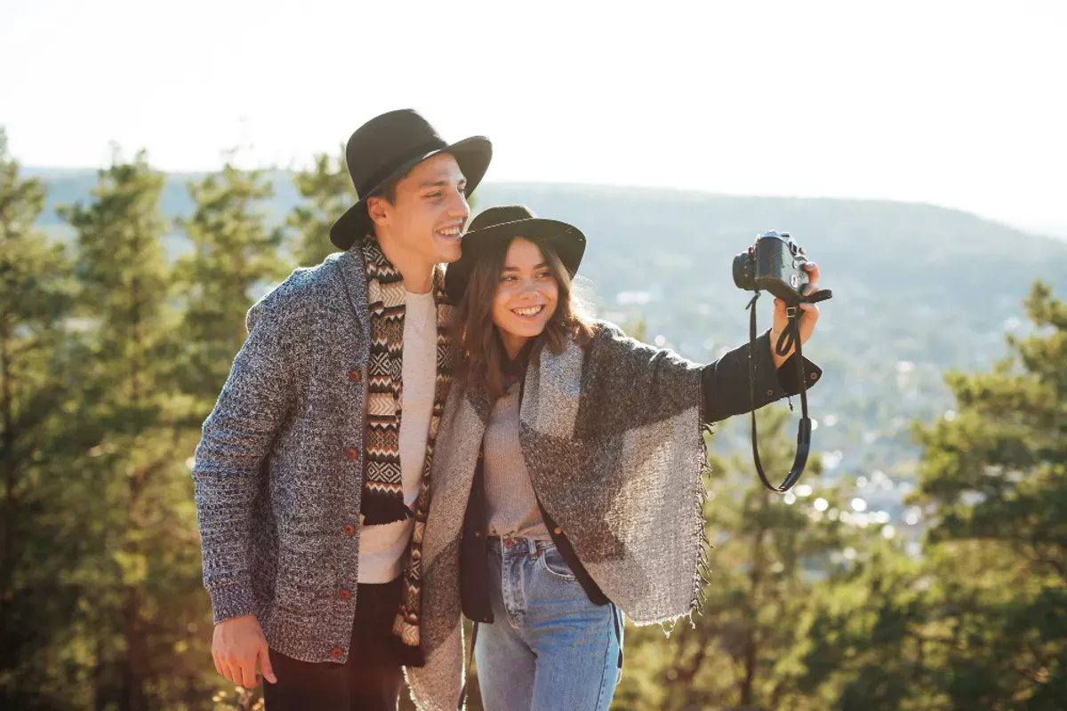 Prompt Gemini AI foto pasangan atau couple romantis ala selebgram. (Sumber: Freepik)