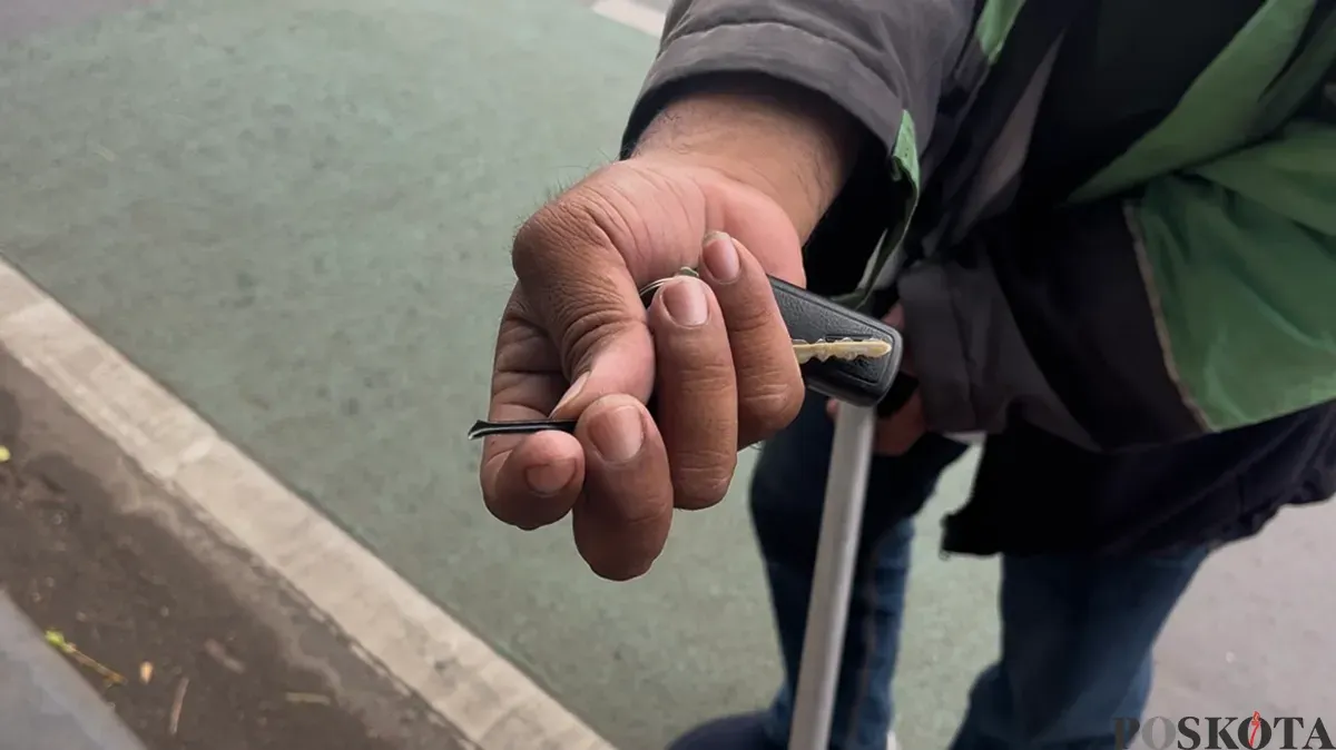 Driver ojol menunjukkan ranjau paku yang ditemukan di Jalan Gatot Subroto, Jakarta Selatan, Senin, 22 September 2025. (Sumber: POSKOTA | Foto: Pandi Ramedhan)