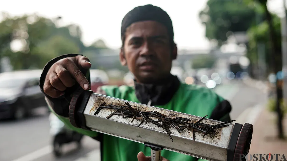 Seorang relawan menunjukkan ranjau paku yang dikumpulkan di sepanjang Jalan Gatot Subroto, Jakarta, Senin, 22 September 2025. (Sumber: POSKOTA | Foto: Bilal Nugraha Ginanjar)
