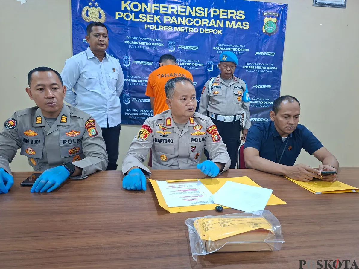 Polisi menghadirkan residivis curanmor pencuri HP seorang pegawai travel dalam konfenresi pers di Polsek Pancoran. (Sumber: Poskota/Angga Pahlevi)