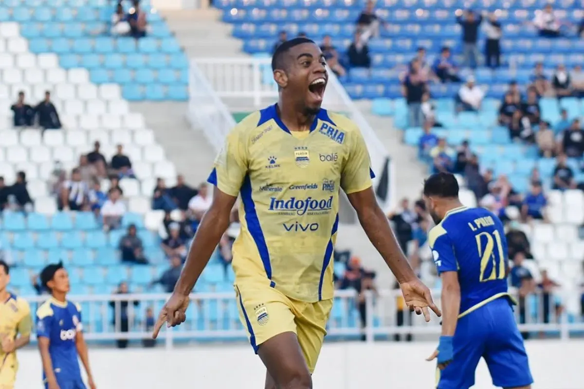 Uilliam Barros melakukan selebrasi usai mencetak gol dalam laga Arema vs Persib, Senin 22 September 2025. (Sumber: Instagram/@persib)