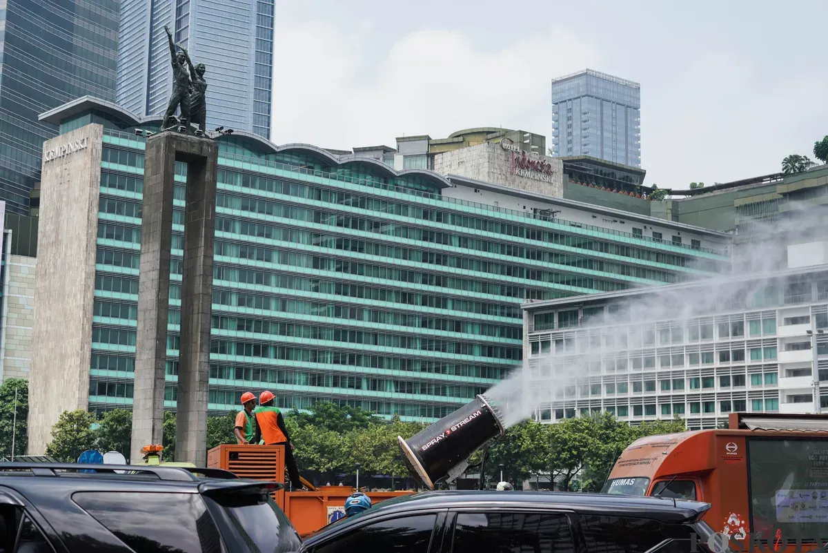 Petugas Dinas Lingkungan Hidup (DLH) DKI Jakarta menyemprotkan water mist di Kawasan Monas hingga Bundaran HI, Jakarta, Senin, 22 September 2025. (Sumber: Poskota/Bilal Nugraha Ginanjar)