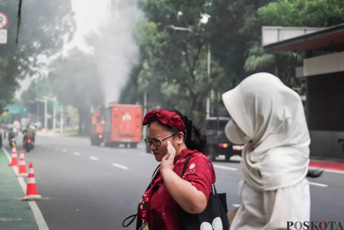 Petugas Dinas Lingkungan Hidup (DLH) DKI Jakarta menyemprotkan water mist di Kawasan Monas hingga Bundaran HI, Jakarta, Senin, 22 September 2025. (Sumber: Poskota/Bilal Nugraha Ginanjar)