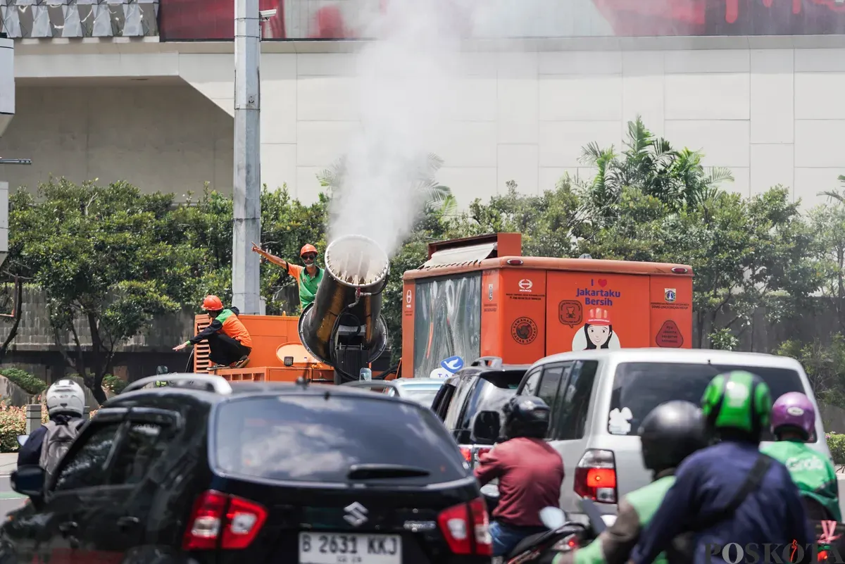 Petugas Dinas Lingkungan Hidup (DLH) DKI Jakarta menyemprotkan water mist di Kawasan Monas hingga Bundaran HI, Jakarta, Senin, 22 September 2025. (Sumber: Poskota/Bilal Nugraha Ginanjar)