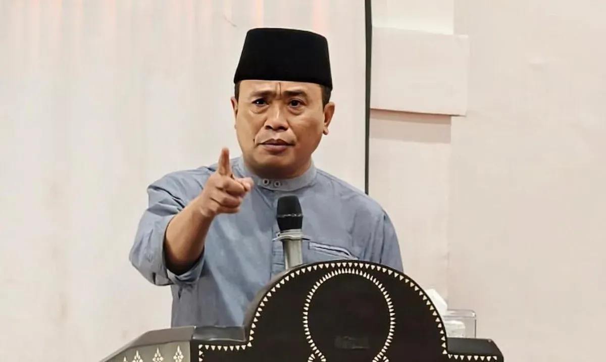 Kepala Kantor Wilayah (Kanwil) Kementerian Agama (Kemenag) Nusa Tenggara Barat (NTB), Haji Zamroni Aziz tengah menjadi sorotan karena tiba-tiba melempar mikrofon ke arah bawah panggung. (Sumber: Instagram/@kanwil_kemenag_ntb)