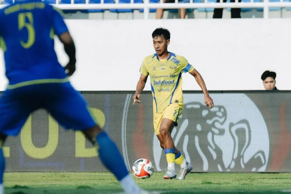 Beckham Putra menggunakan ban kapten pada laga Persib Bandung melawan Arema FC, Senin 22 September 2025. (Sumber: Instagram/@beckham_put7)
