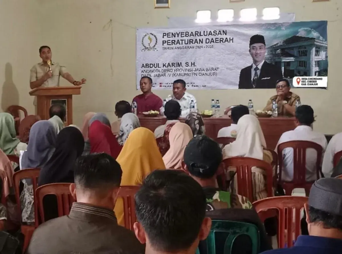 SOSIALISASI: Anggota DPRD Jabar, Abdul Karim, saat menggelar sosialisasi Perda No.6 Tahun 2019 tentang Kewirausahaan Daerah di Aula Gedung Desa, Cikondang, Kecamatan Cibeber, Kabupaten Cianjur, kemarin. (Sumber: Istimewa)