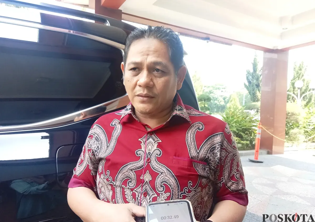 Ketua Komisi III DPRD Kota Bekasi, Arif Rahman Hakim, menyatakan akan melaporkan balik rekannya, Ahmadi Madong, ke Kejari Kota Bekasi terkait dugaan rembesan dana perjalanan dinas. (Sumber: Poskota/Nurpini Aulia Rapika)