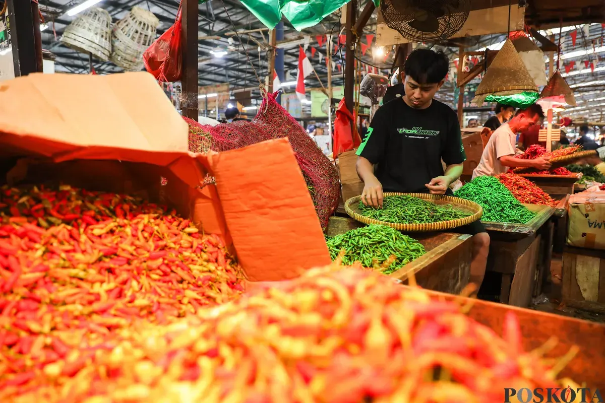 Pedagang menata cabai di Pasar Kramat Jati, Jakarta Timur, Minggu, 21 September 2025. (Sumber: Poskota/Bilal Nugraha Ginanjar)