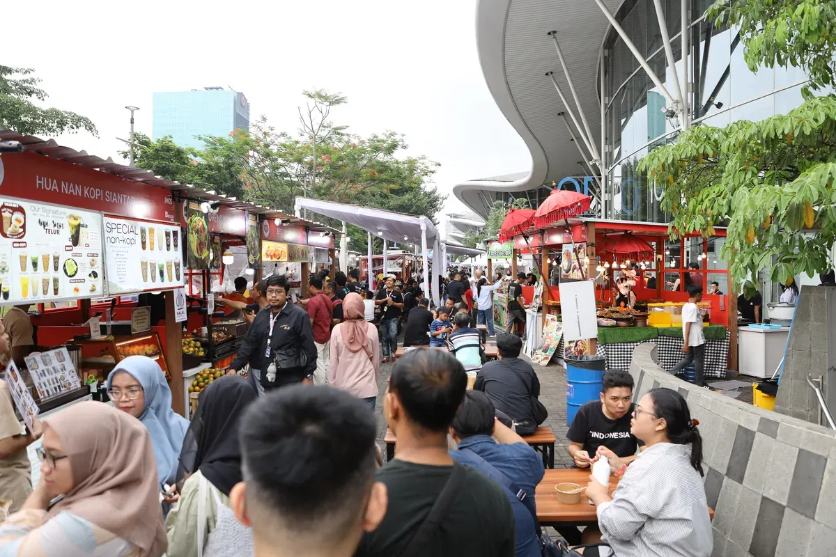 Pameran motor IMOS 2025 sediakan fasilitas lengkap untuk pengunjung, mulai food point hingga penitipan helm. (Sumber: Dok. IMOS)
