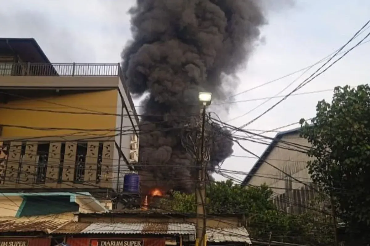 Kebakaran gudang karpet di Jalan Karya Agung V, Papanggo, Tanjung Priok, Jakarta Utara, Selasa, 23 September 2025. (Sumber: Dok. Istimewa)