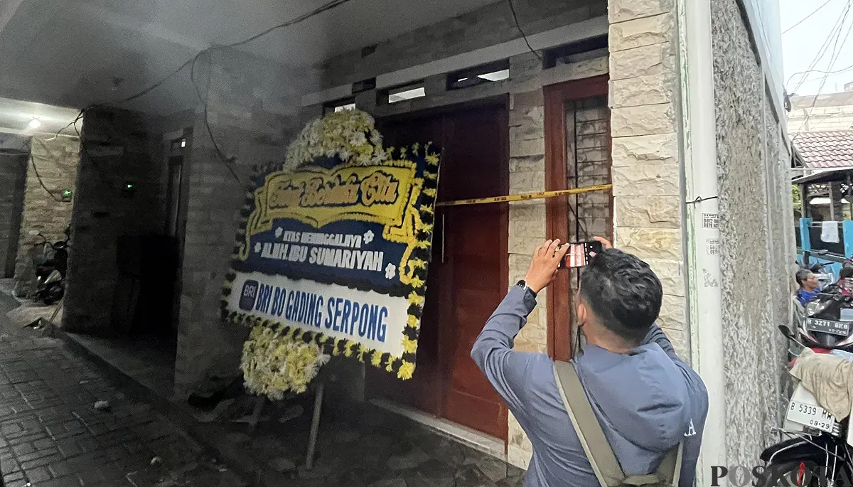 Suasana rumah duka ibu rumah tangga yang dibunuh suaminya sendiri di Gang Pandan II, Kedoya Selatan, Kebon Jeruk, Jakarta Barat, Selasa, 23 September 2025. (Sumber: POSKOTA | Foto: Pandi Ramedhan)