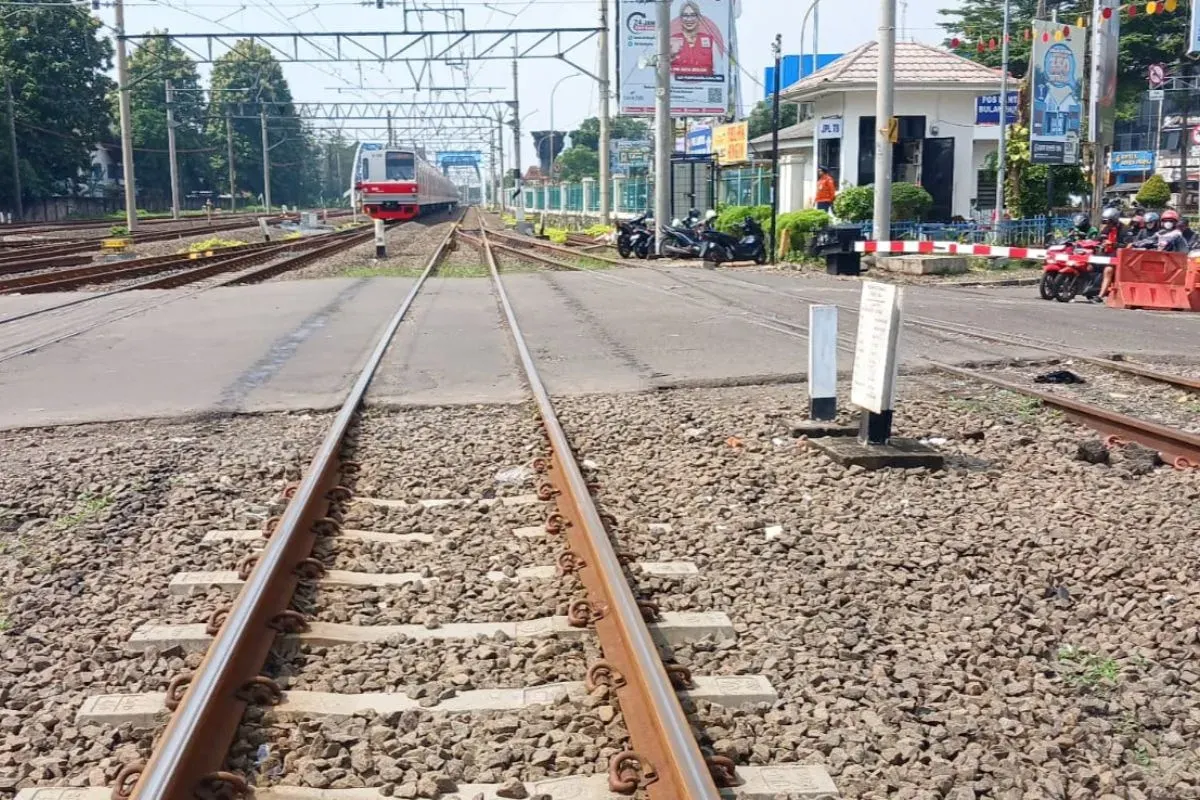 KAI lakukan perbaikan jalur di perlintasan JPL 78 Jalan Perjuangan, Bekasi, Selasa, 23 September 2025. (Sumber: Dok. Istimewa)