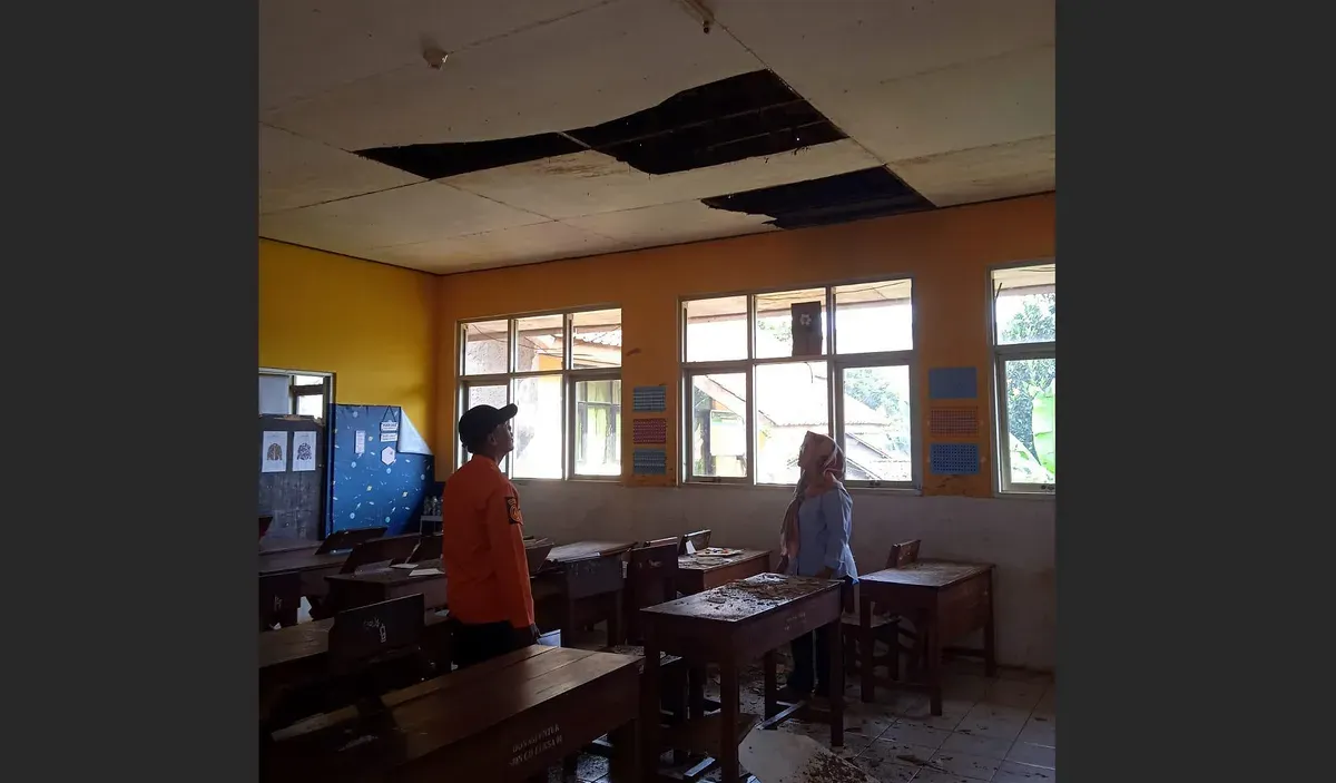 Petugas BPBD Kabupaten Bogor mengecek kondisi ruang kelas SDN 01 Cileuksa, Kecamatan Sukajaya, yang rusak akibat gempa. (Sumber: Dok BPBD Kabupaten Bogor)