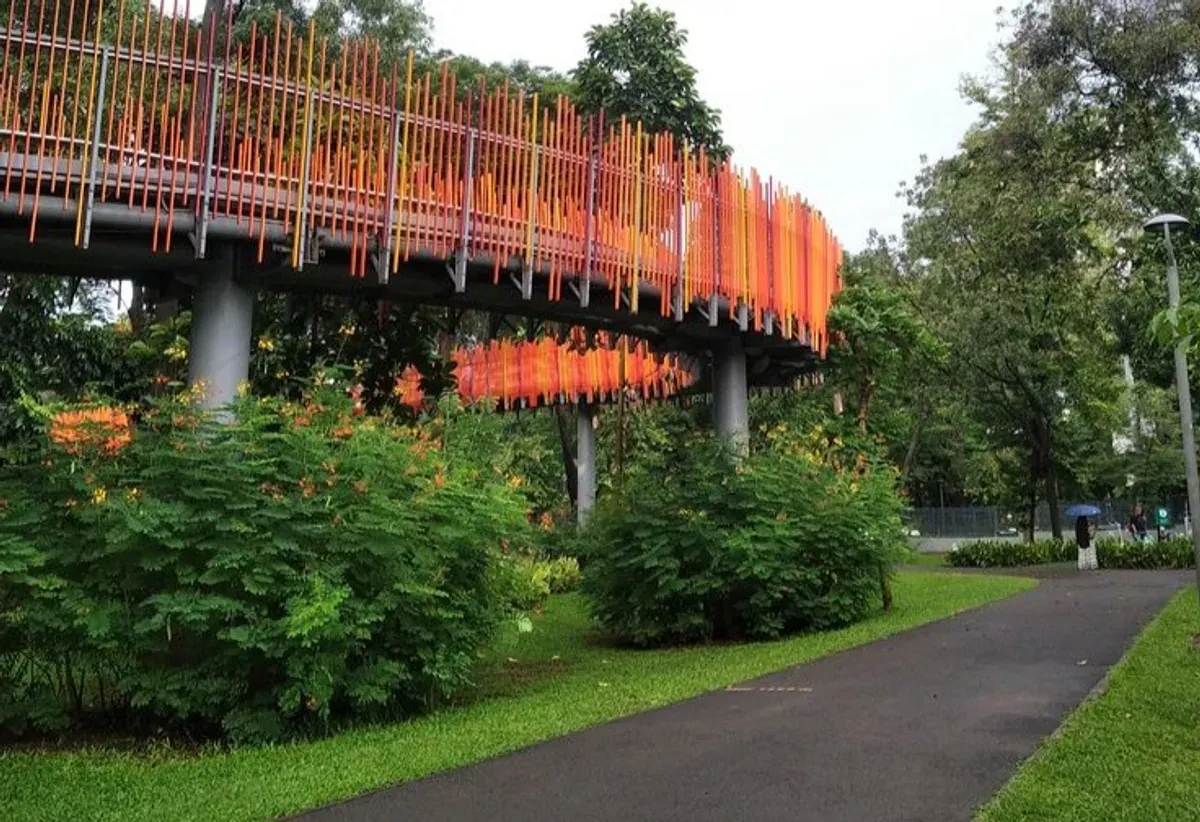 Area rindang Tebet Eco Park dengan pengunjung menikmati ketenangan pagi hari. (Sumber: Pinterest/@Addyart)
