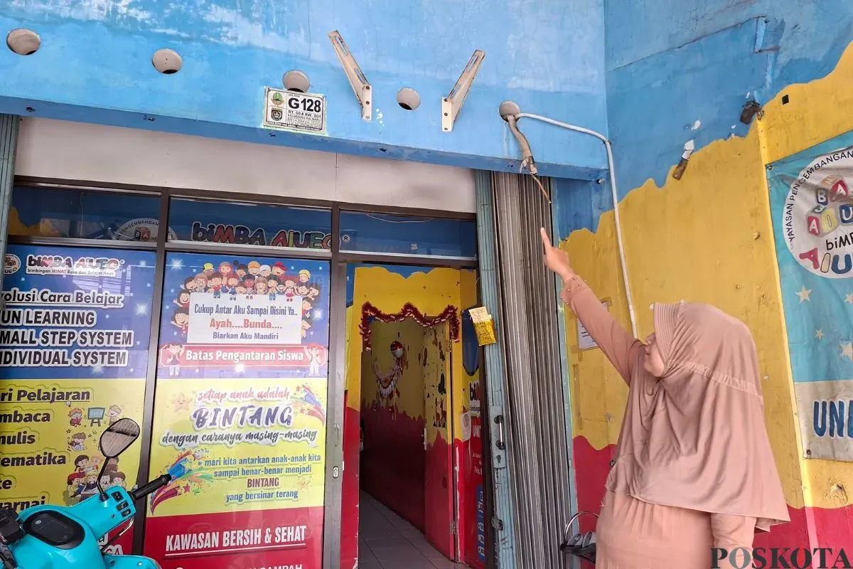 Seorang kepala tempat bimbel di Kelurahan Kalibaru, Kecamatan Cilodong, Kota Depok, menunjukan tempat unit kondensor yang hilang, Selasa, 23 September 202. (Sumber: Poskota/Angga Pahlevi)