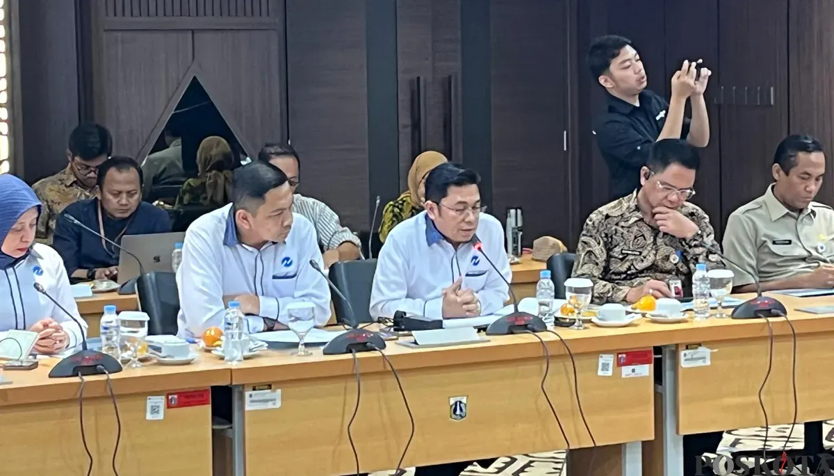 Direktur PT TransJakarta Welfizon Yuza saat rapat bersama di Komisi B DPRD DKI Jakarta, Selasa, 23 September 2025. (Sumber: POSKOTA | Foto: M Tegar Jihad)