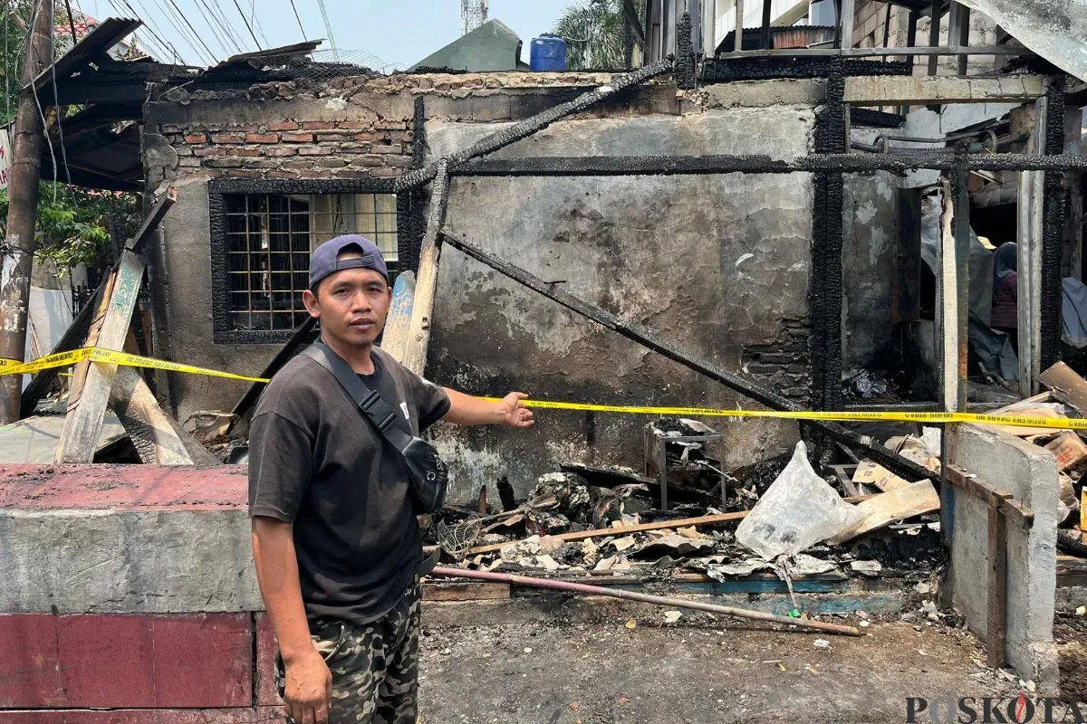 Pedagang menunjukan ruko yang terbakar di Pasar Krenso, Bidara Cina, Jakarta Timur, Rabu, 24 September 2025. (Sumber: Poskota/Muhammad Tegar Jihad)