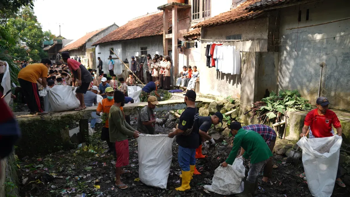 Warga membersihkan aliran sungai dari sampai menindaklanjuti surat edaran yang dikeluarkan Bupati Bogor. (Sumber: Pemkab Bogor)