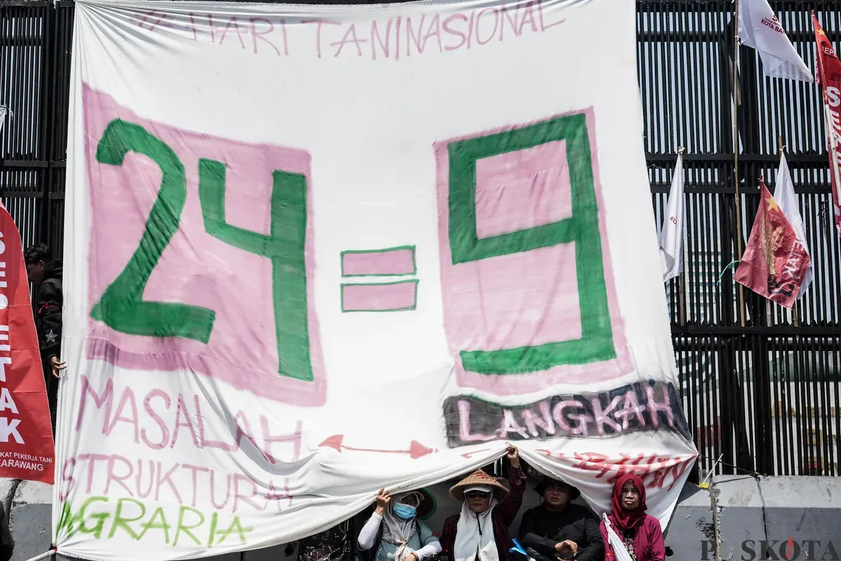 Pengunjuk rasa berteduh dari terik matahari saat aksi memperingati Hari Tani Nasional di depan Gedung DPR, Jakarta, Rabu, 24 September 2025. (Sumber: Poskota/Bilal Nugraha Ginanjar)