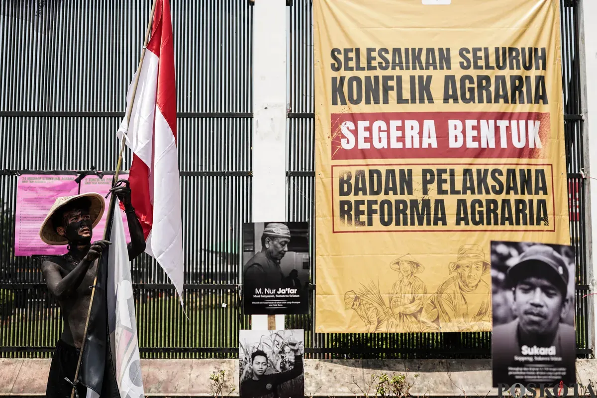 Pengunjuk rasa membawa poster saat aksi memperingati Hari Tani Nasional di depan Gedung DPR, Jakarta, Rabu, 24 September 2025 (Sumber: Poskota/Bilal Nugraha Ginanjar)