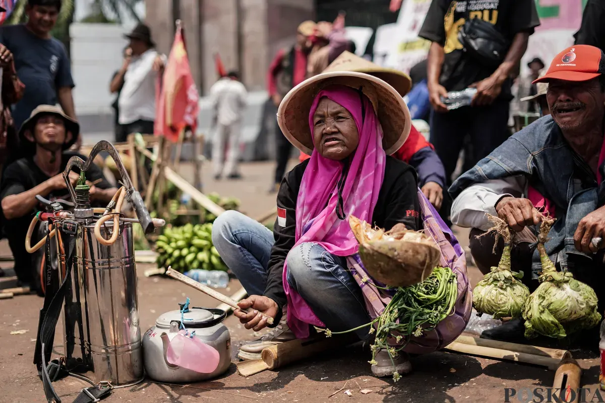 Pengunjuk rasa membawa hasil tani saat aksi memperingati Hari Tani Nasional di depan Gedung DPR, Jakarta, Rabu, 24 September 2025 (Sumber: Poskota/Bilal Nugraha Ginanjar)