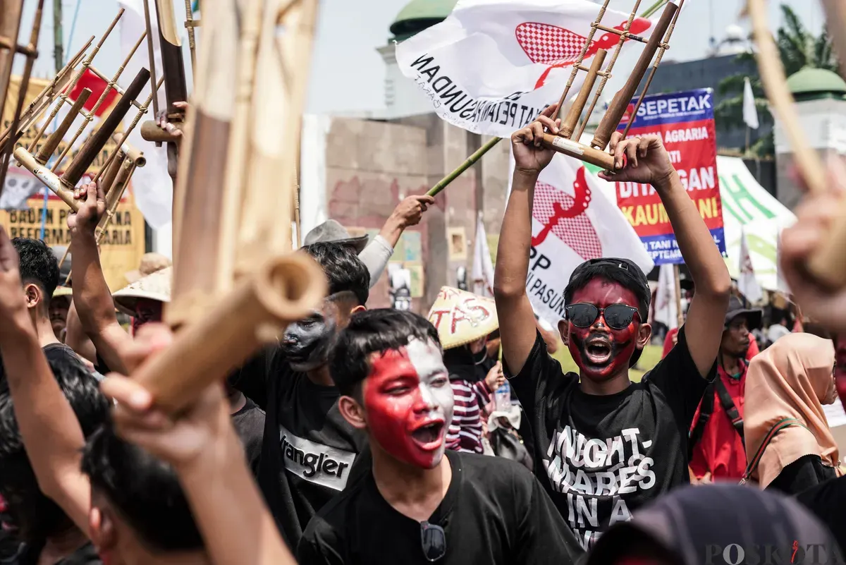 Pengunjuk rasa bersorak saat aksi memperingati Hari Tani Nasional di depan Gedung DPR, Jakarta, Rabu, 24 September 2025. (Sumber: Poskota/Bilal Nugraha Ginanjar)
