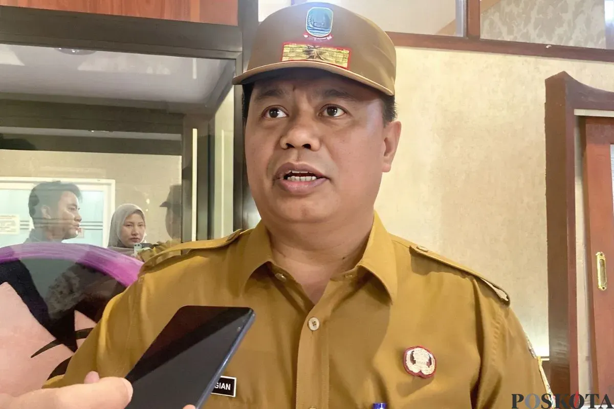 Kepala Dinas Sosial Kota Bekasi, Robert TP Siagian, memastikan pihaknya terus melakukan penertiban rutin terhadap PMKS, Rabu, 24 September 2025. (Sumber: Poskota/Nurpini Aulia Rapika)