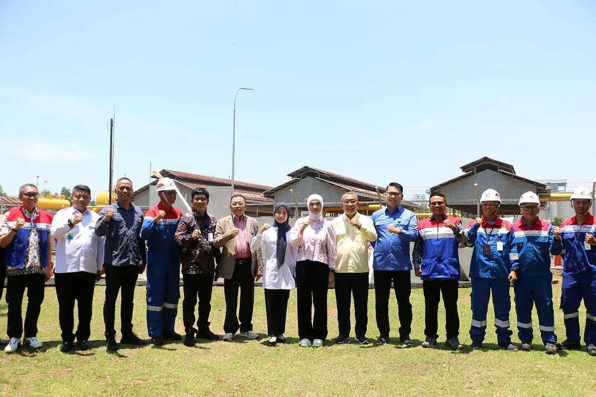 Bupati Serang Ratu Rachmatuzakiyah saat mendampingi kunker Komisi XII DPR RI di PT PGN Tbk Bojonegara, Kecamatan Kramatwatu. (Sumber: Dok. Kominfo Pemkab Serang)