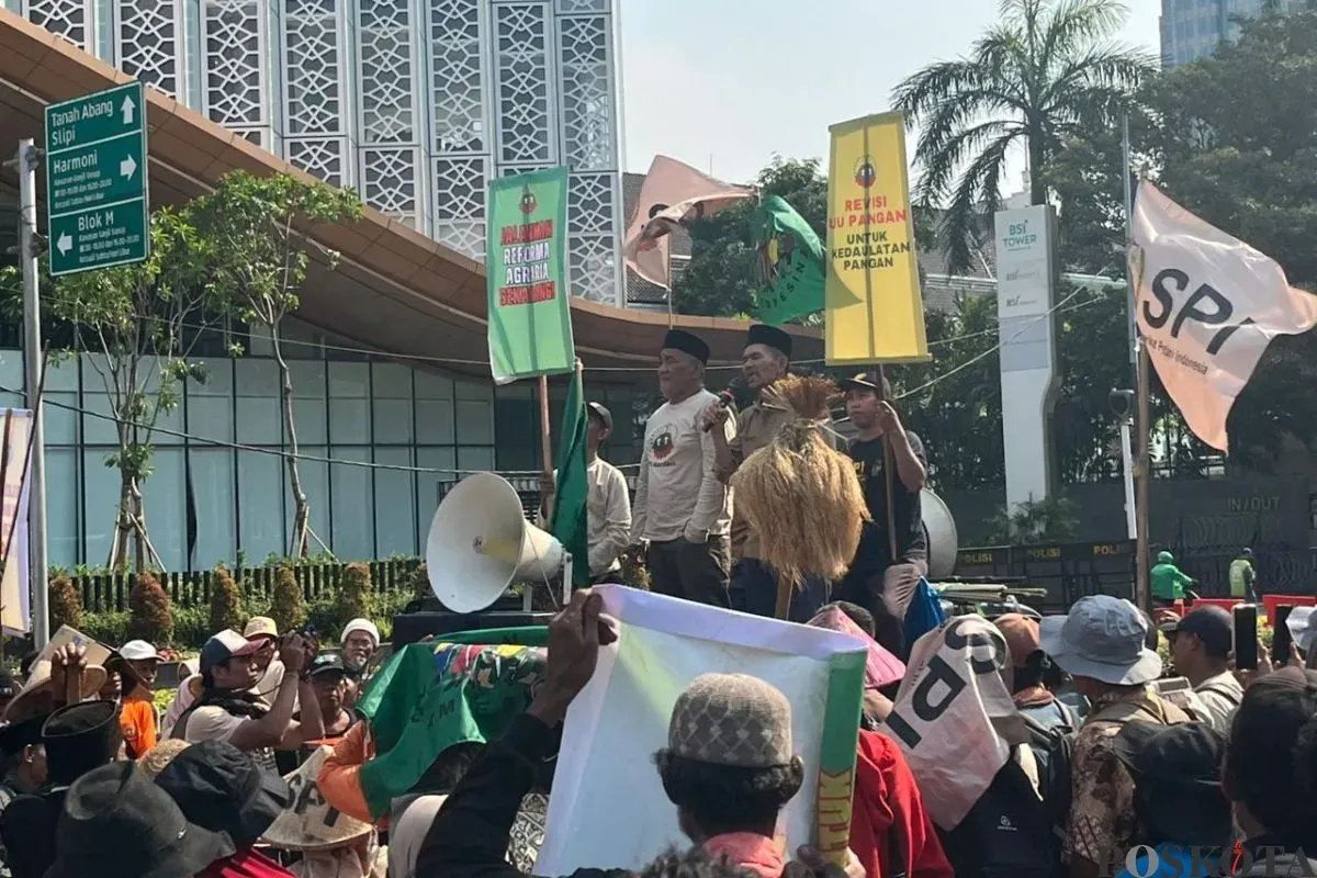 Massa berunjuk rasa di Medan Merdeka Selatan, Jakarta Pusat, Rabu, 24 September 2025. (Sumber: Poskota/Muhammad Tegar Jihad)