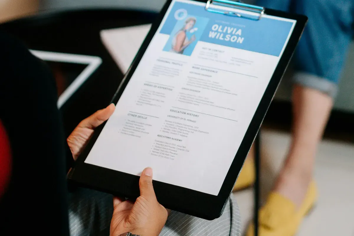 Kumpulan prompt Gemini AI untuk bikin CV kerja. (Sumber: Pexels/Cottonbro Studio)